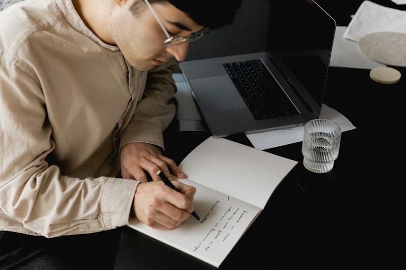 persoon aan het schrijven 