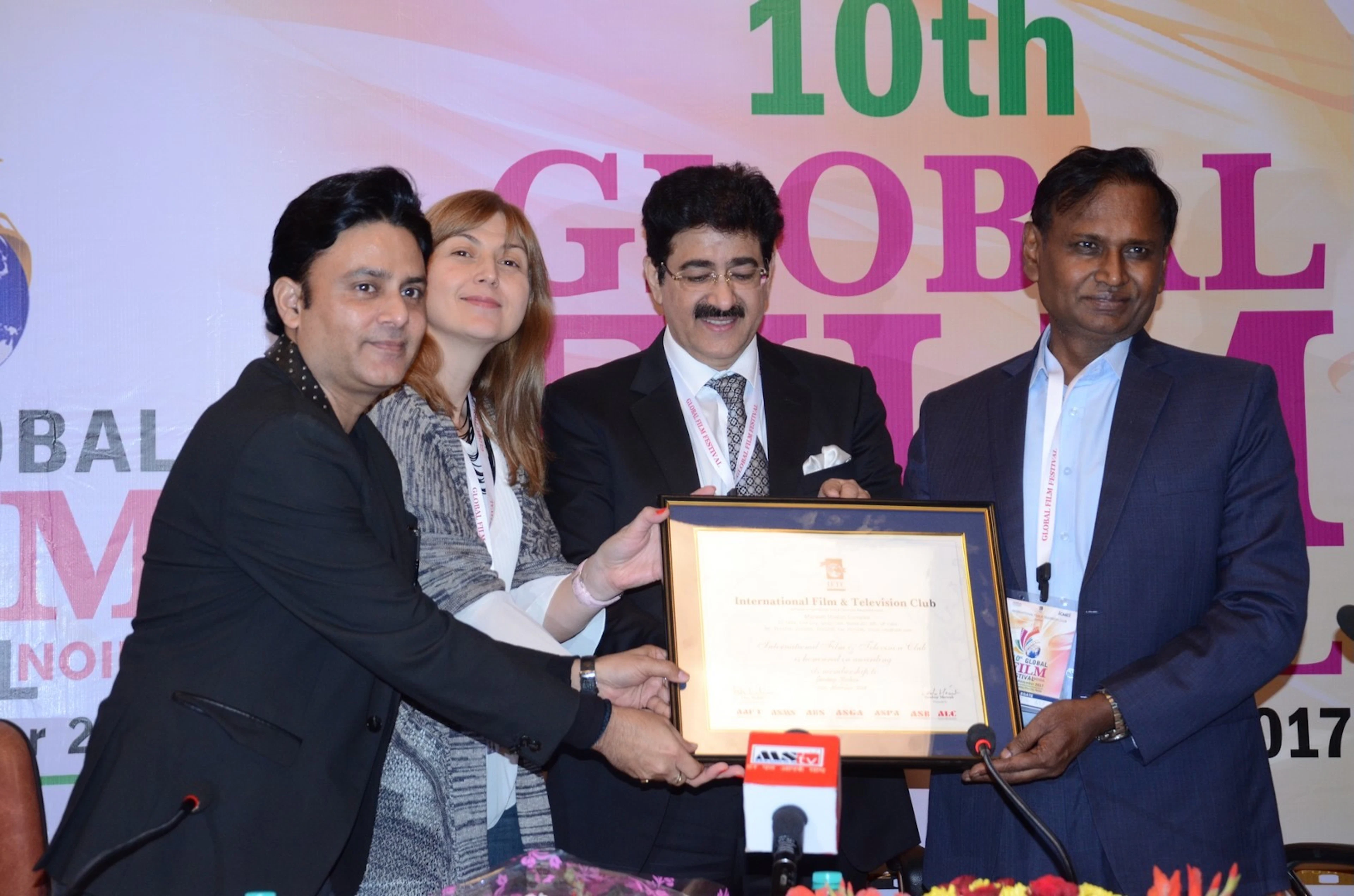 Sundeep Kochar receiving Life time membership of AAFT from Mr Sandeep Marwah