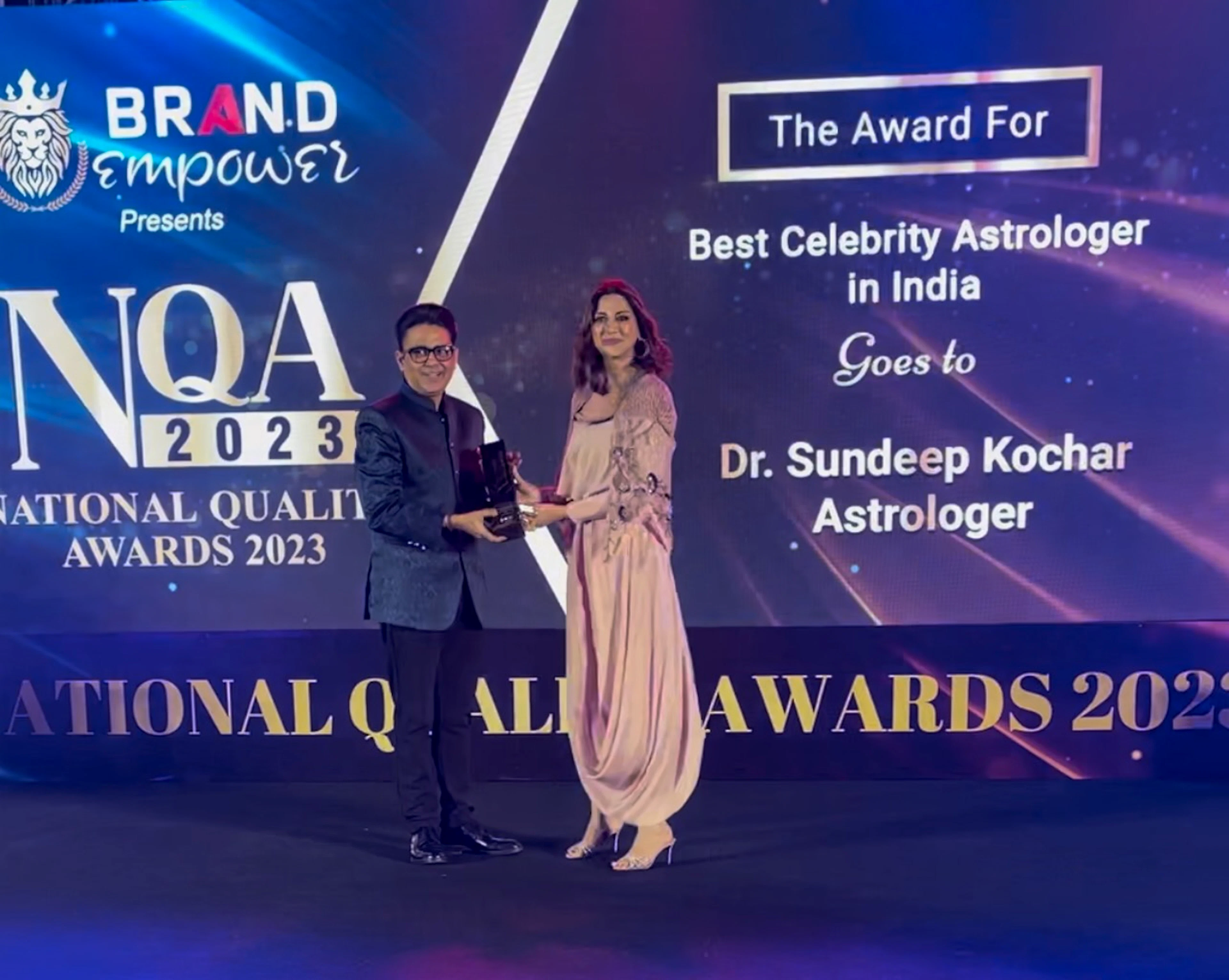 Sundeep Kochar receiving Best Celebrity Astrologer in India Award by actor Sonali Bendre