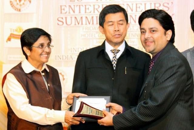 Sundeep Kochar receiving an award from Dr. Kiran Bedi