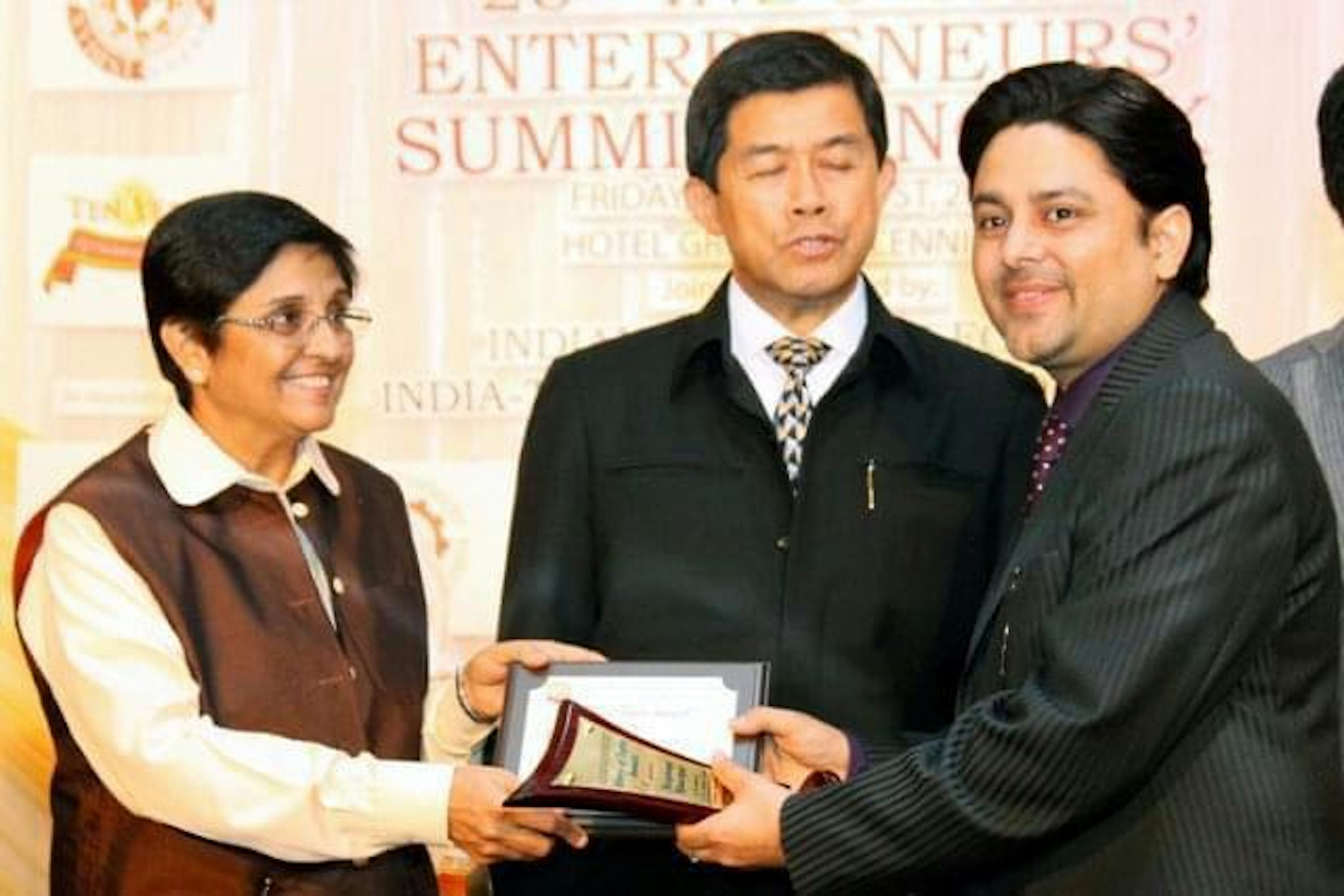 Sundeep Kochar receiving an award from Dr. Kiran Bedi