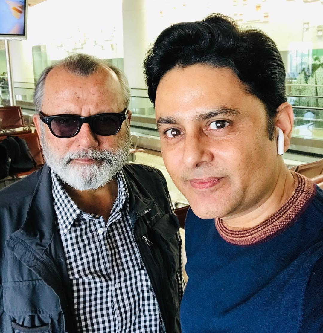 Veteran Bollywood actor Pankaj Kapur with a grey beard and black sunglasses posing for a selfie with Dr. Sundeep Kochar.