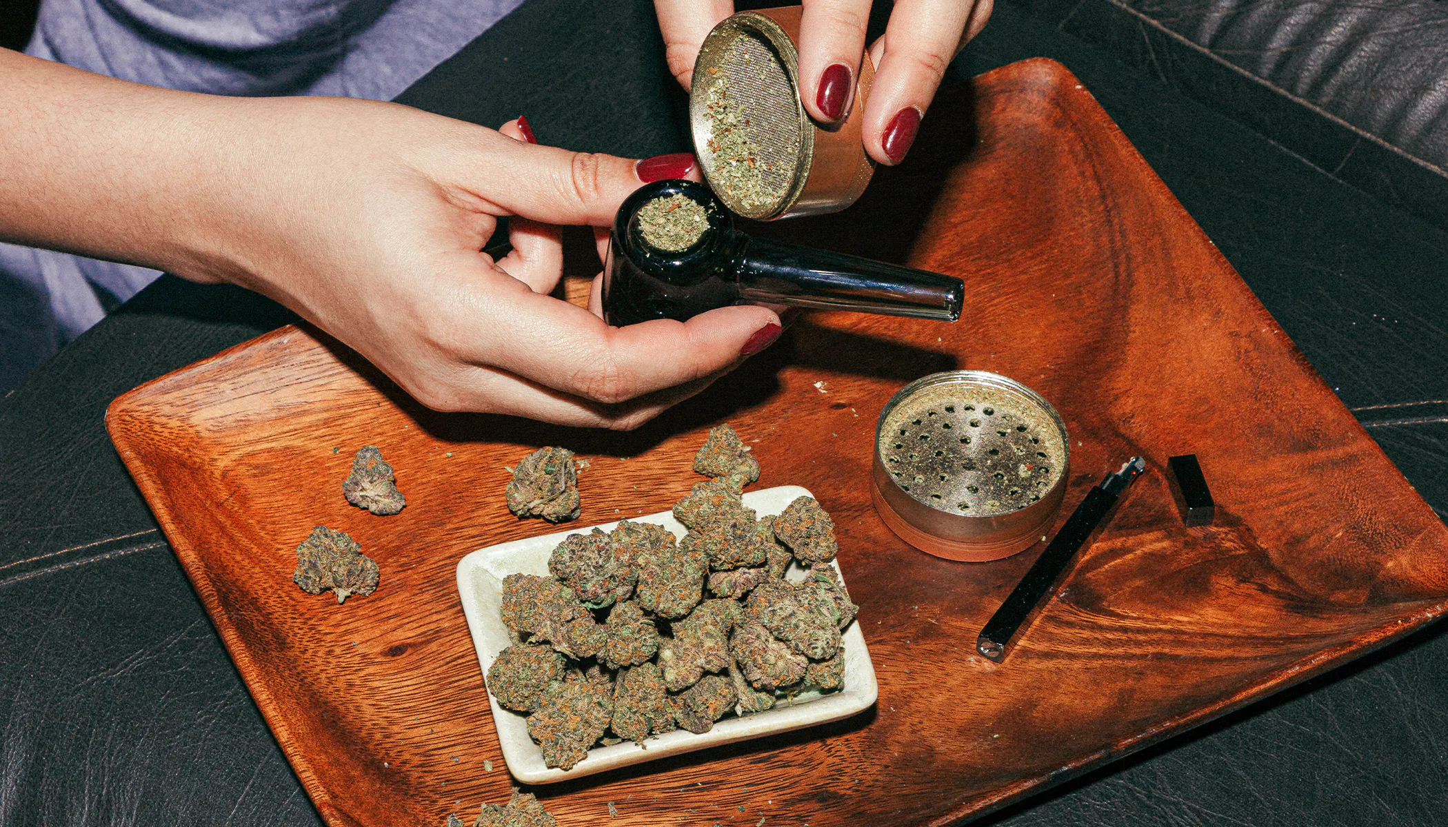 mixing tobacco and weed in a bowl How to Pack and Smoke the Perfect Bowl