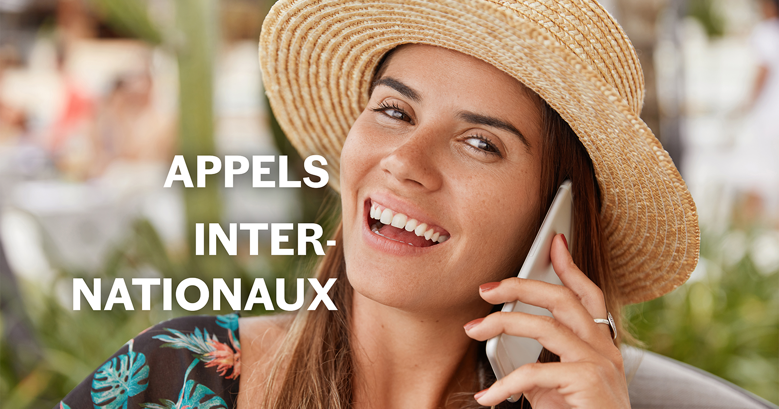 Une femme qui papote joyeusement au téléphone portable