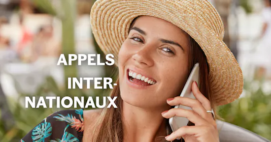 Une femme qui papote joyeusement au téléphone portable