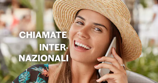 Donna che chiacchiera allegramente al cellulare