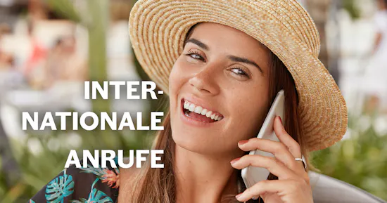 Frau, die fröhlich mit ihrem Handy telefoniert