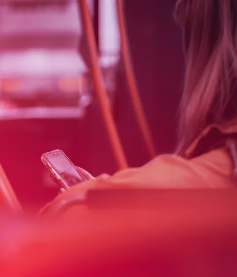 Frau mit Handy