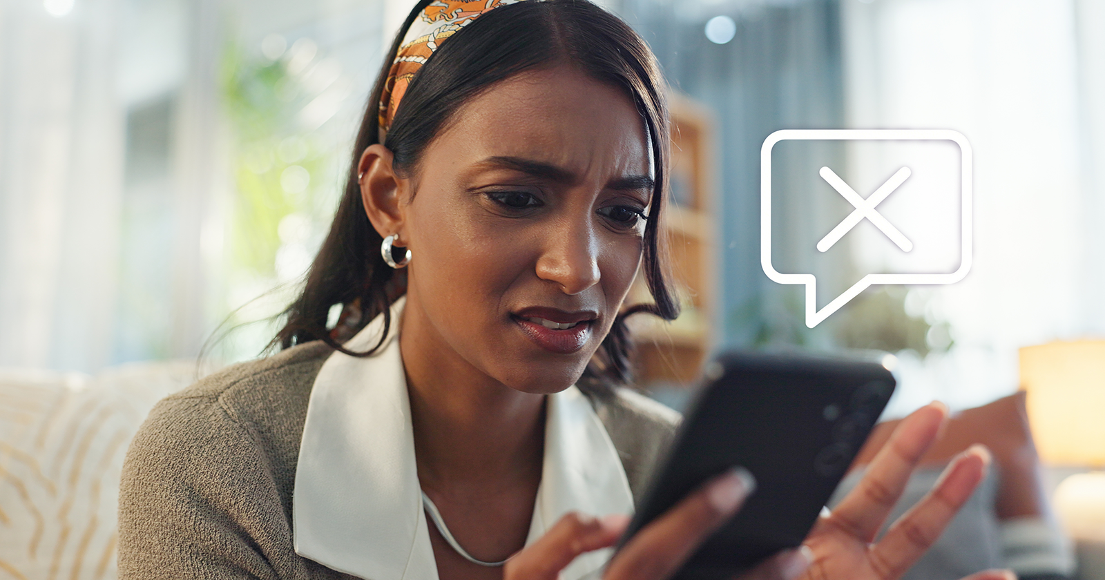 Frau frustriert über Nachrichtenfehler auf dem Smartphone