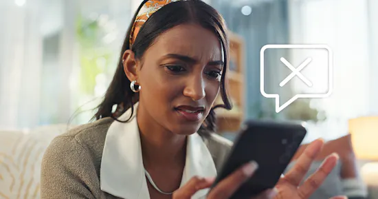 Femme frustrée par une erreur de message sur smartphone