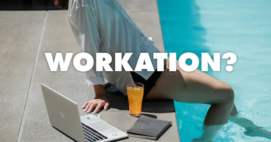 Person sitzt mit Laptop, Notizbuch und Getränk am Pool und arbeitet im Freien.