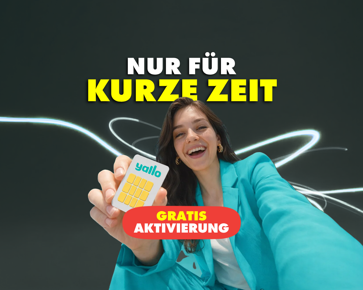 Frau hält eine yallo SIM-Karte in die Kamera – Angebot nur für kurze Zeit: Kostenlose Aktivierungsgebühr.