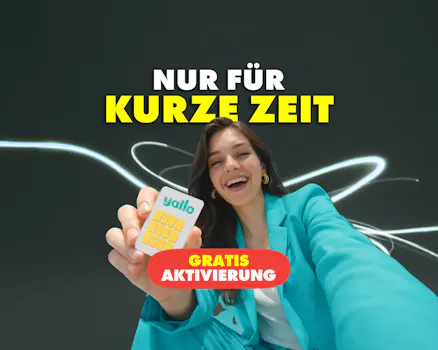 Frau hält eine yallo SIM-Karte in die Kamera – Angebot nur für kurze Zeit: Kostenlose Aktivierungsgebühr.