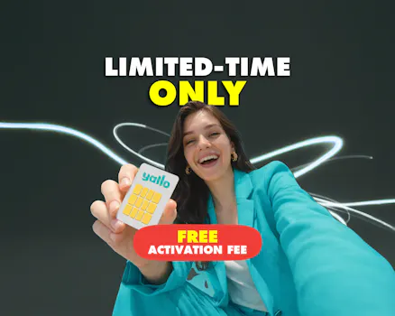 Woman holding a yallo SIM card up to the camera – Limited-time offer: Free activation fee.
