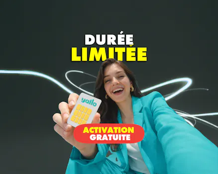 Femme tenant une carte SIM yallo face à la caméra – Offre limitée : activation gratuite.