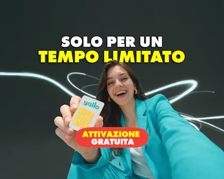 Donna che mostra una SIM card yallo alla fotocamera – Offerta a tempo limitato: attivazione gratuita.