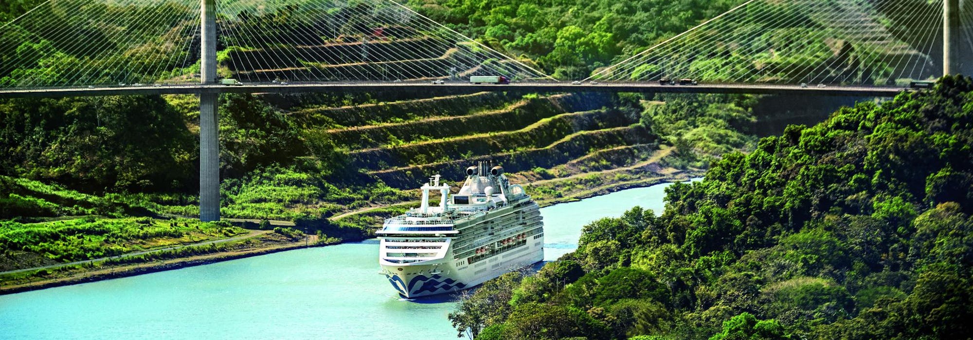 Island Princess kryssar mellan en smal kanal med gröna berg runtomkring.