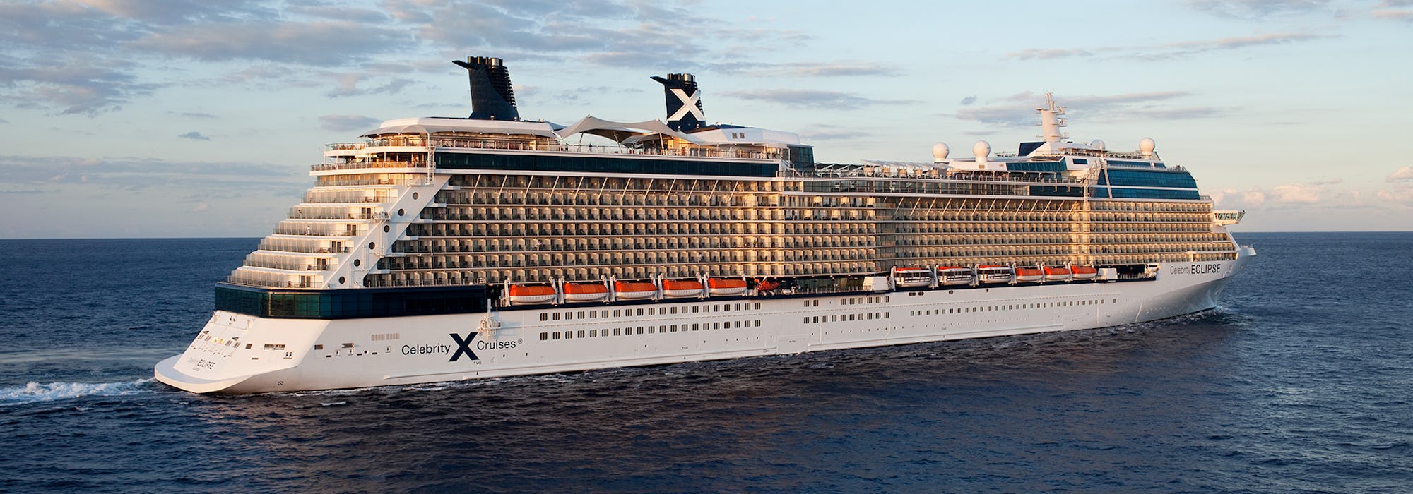 Bild från sidan på Celebrity Eclipse som färdas genom mörkblått vatten.