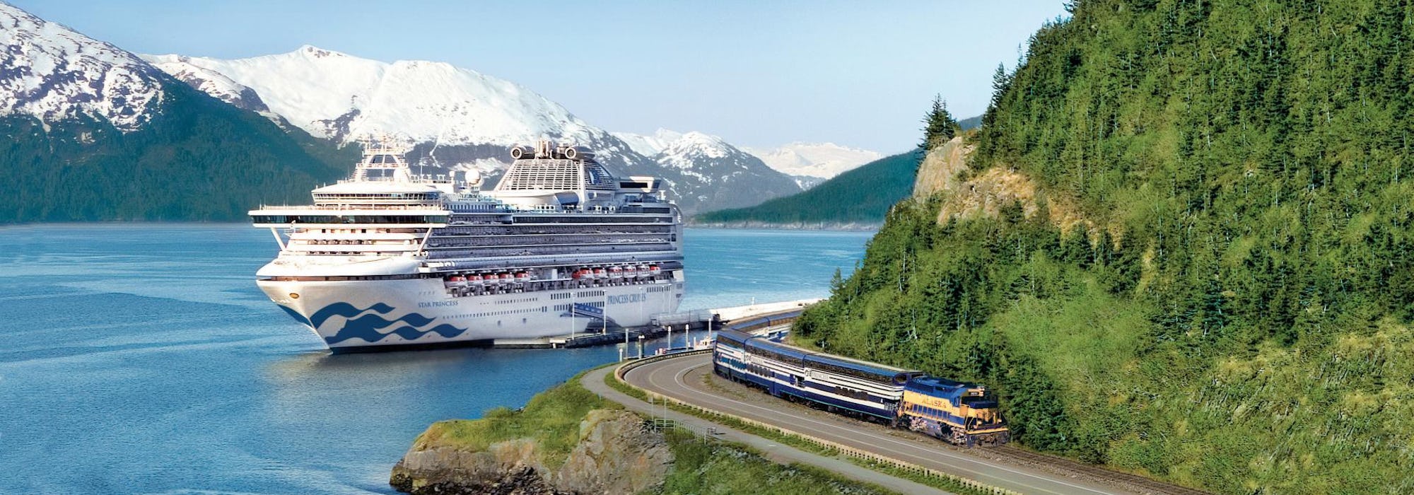 Fartyget Star Princess kryssar fram mellan snötäckta berg och skog. Till höger i bild syns även ett tåg.