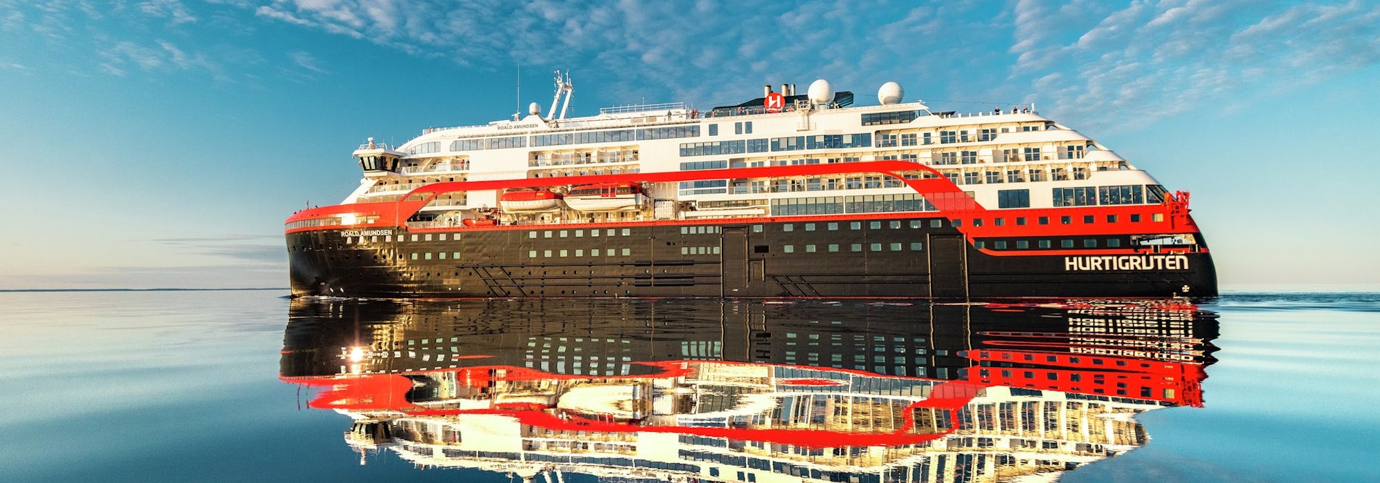Bild från sidan på Hurtigrutens fartyg MS Roald Amundsen.