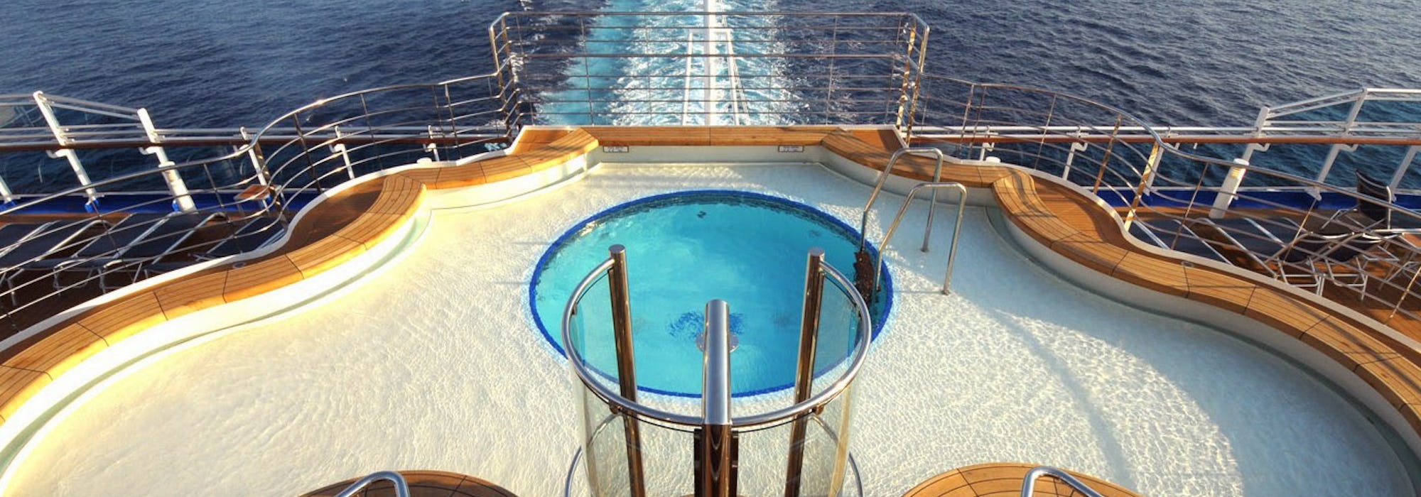 Bild från ovan på aktern på fartyget Regal Princess med dess pool i fokus.