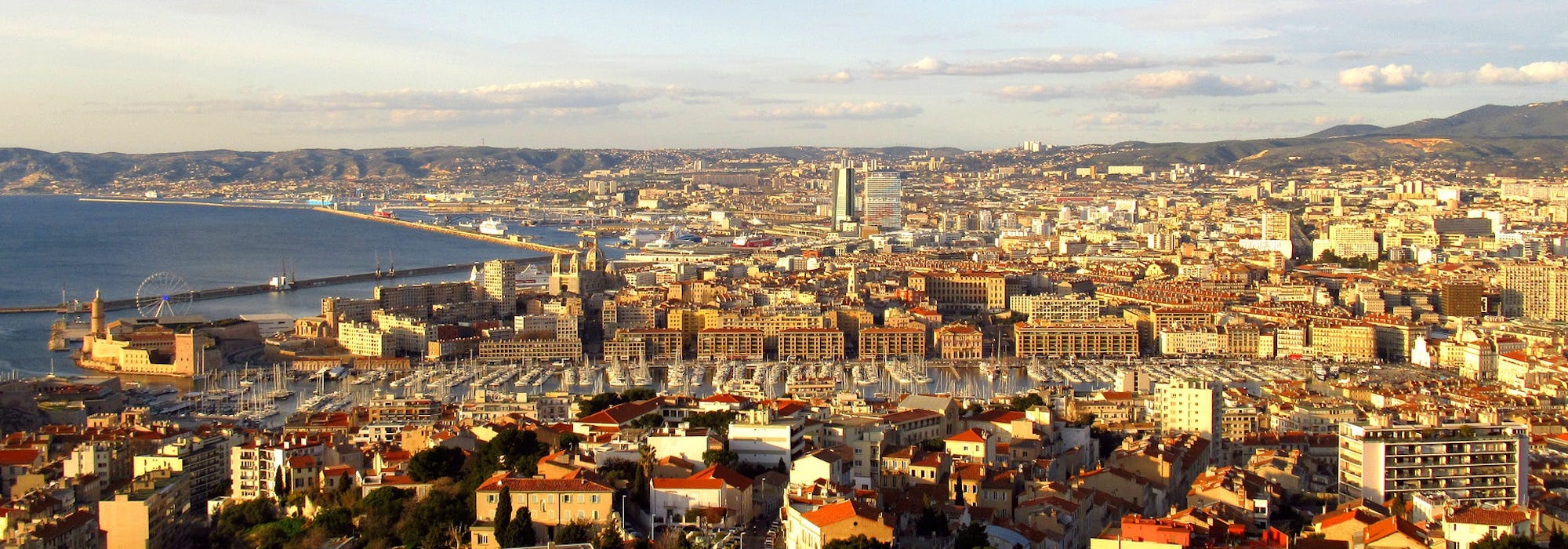 Överblicksbild på Marseille's stadskärna och hamn.