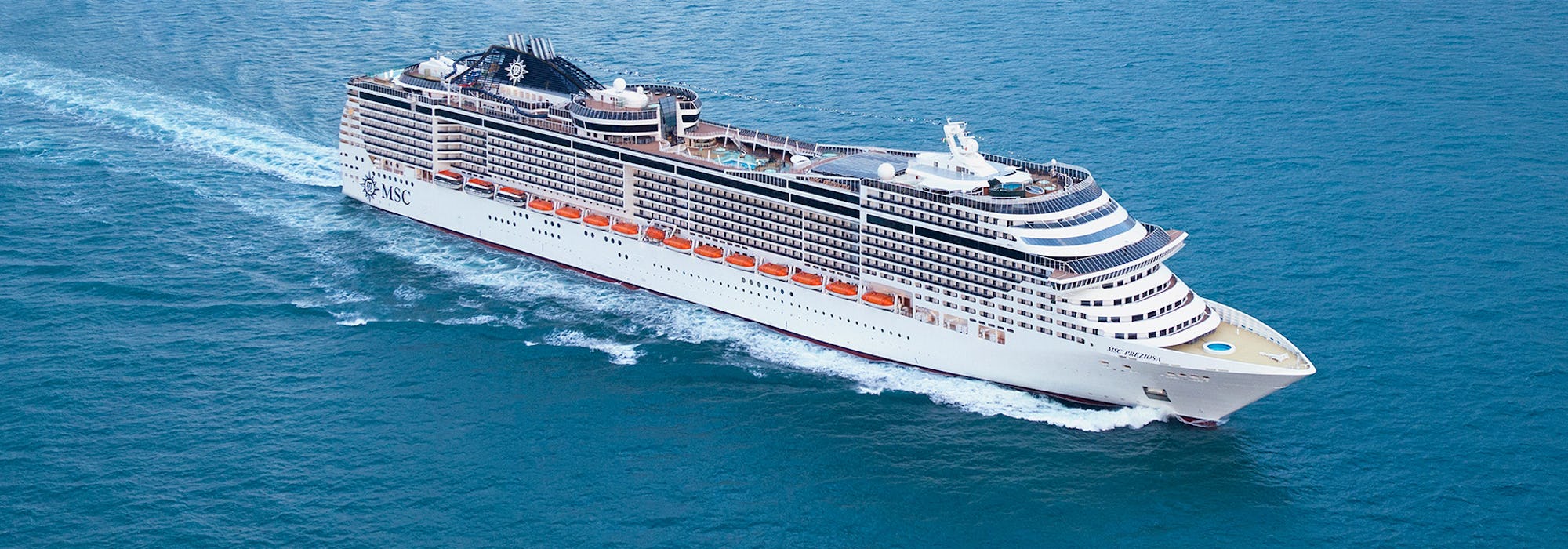 En bild tagen från ovan på MSC Preziosa ute på öppet hav.