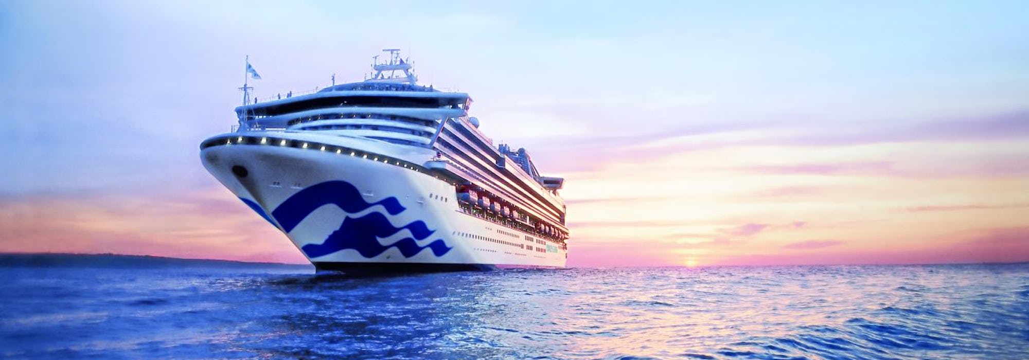 Bild på fartyget Sapphire Princess i solnedgången.