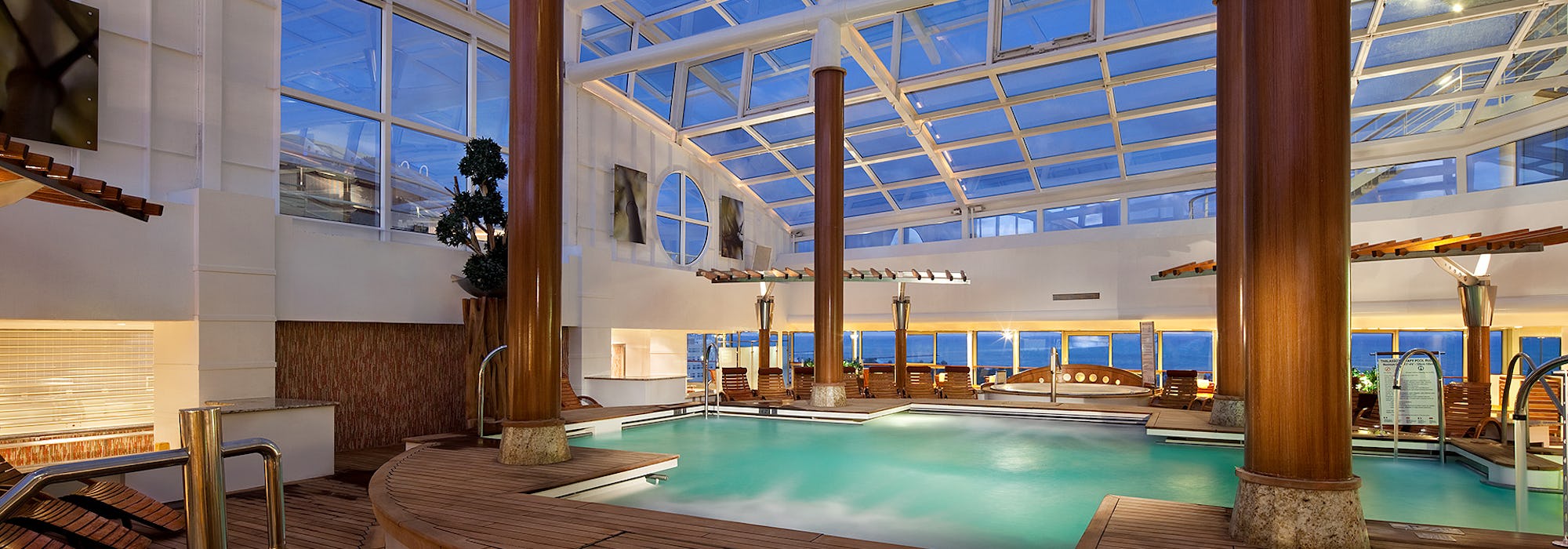 Stilrent inglasat poolområde på Celebrity Infinity.