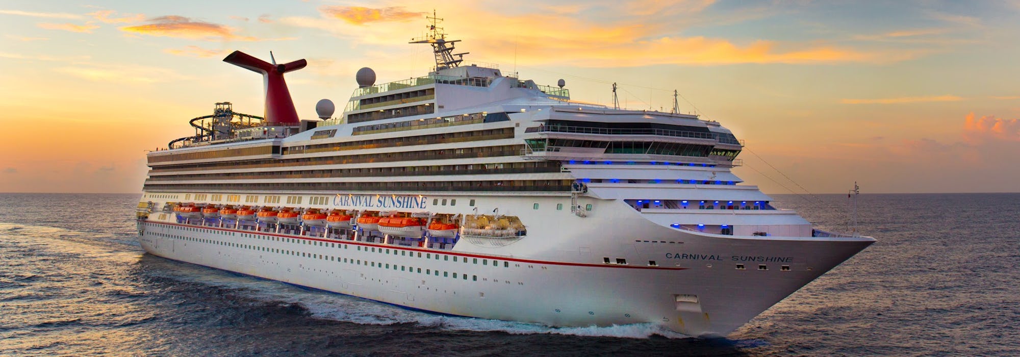 Carnival Sunshine kryssar fram i solnedgången.