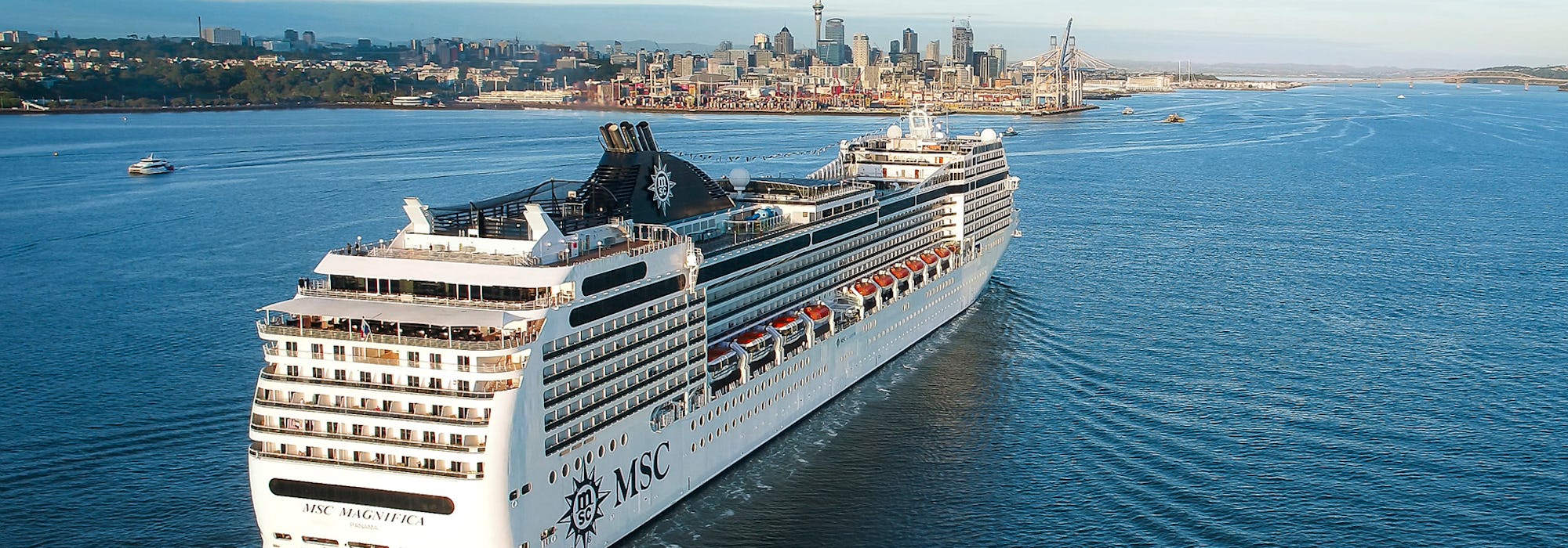 Bild på MSC Magnifica's akter när fartyget närmar sig en hamn.