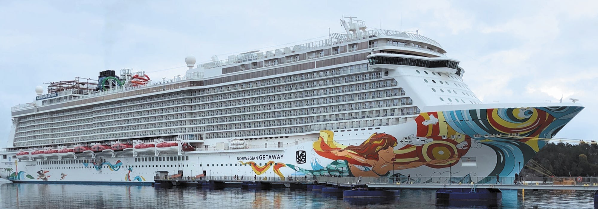 Norwegian Getaway står ankrad i hamn.