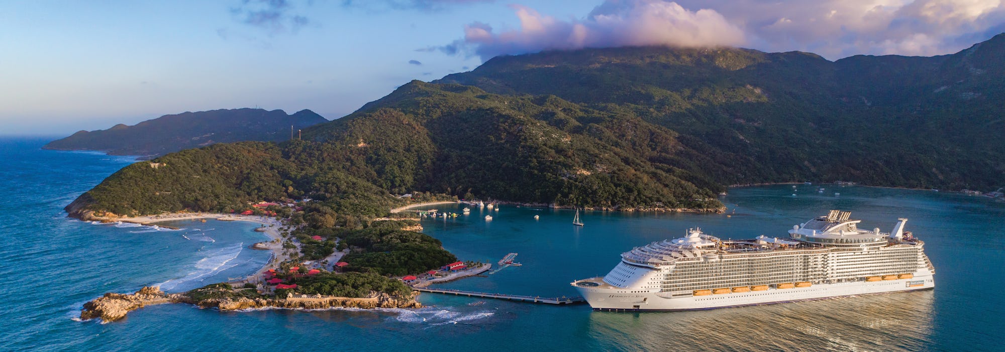 Bild från en drönare på Harmony of the Seas som ligger i hamn utanför Labadee i Karibien.