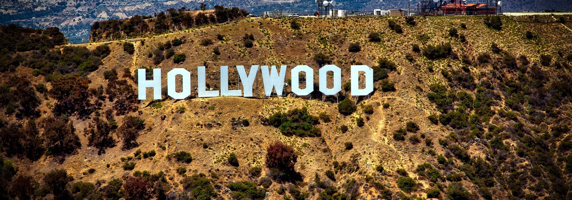 Den ikoniska Hollywood-skylten på bergskanten.