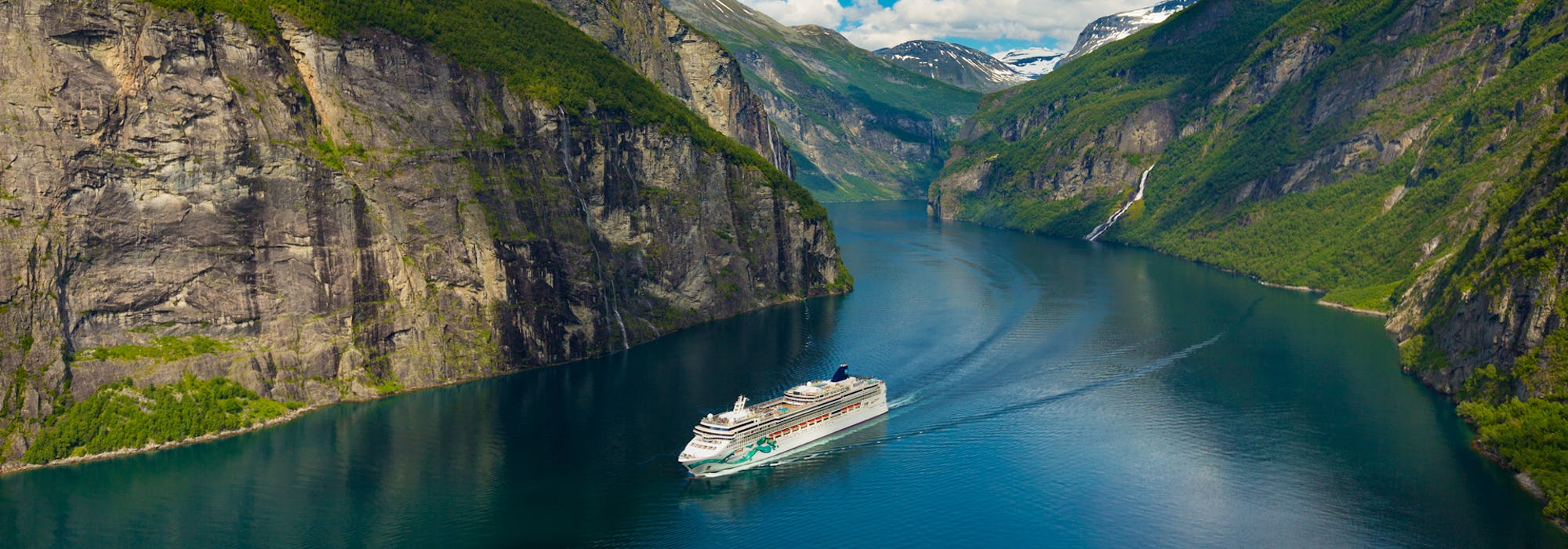 Norwegian Jade kryssar genom de otroligt vackra norska fjordarna.