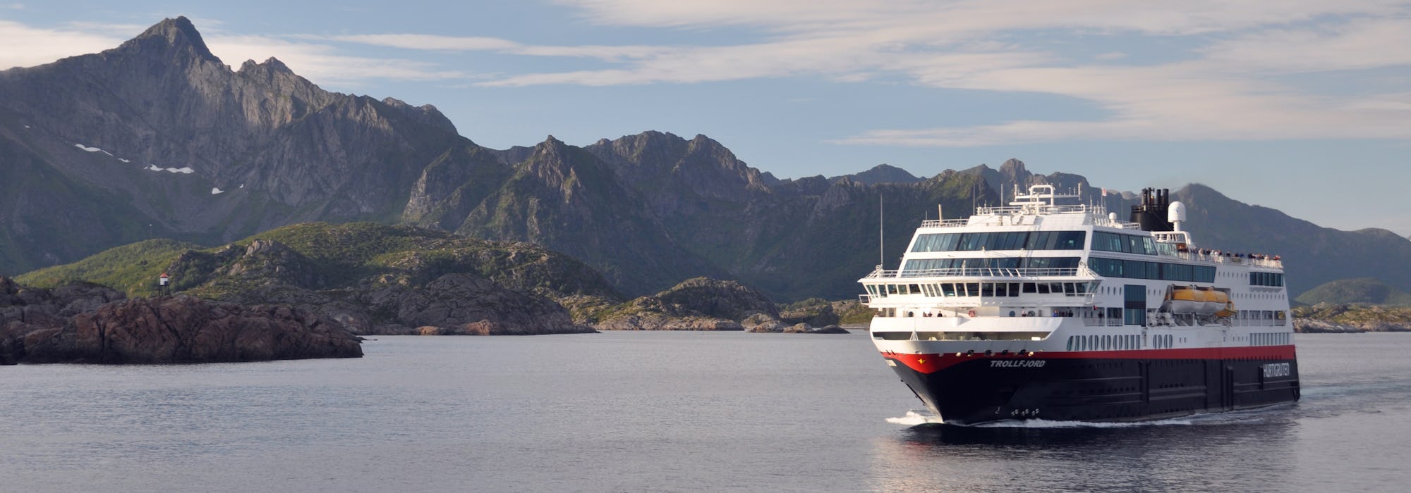 MS Trollfjord kryssar fram mellan de vackra norska fjordarna.