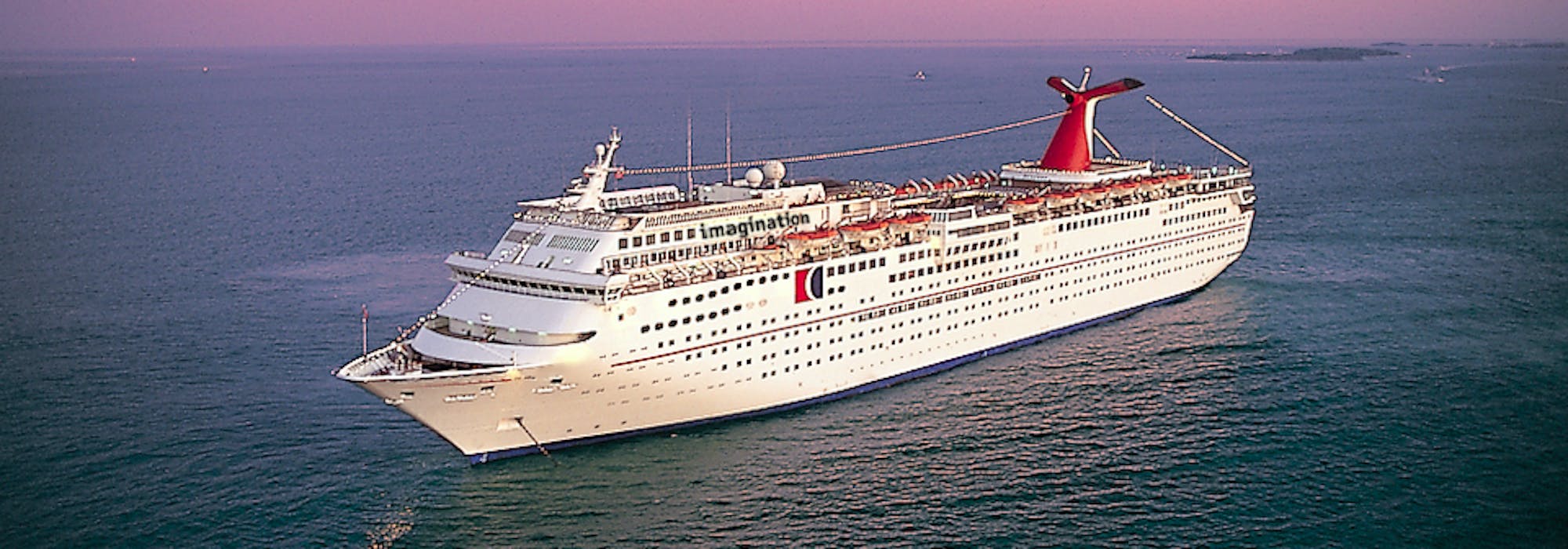 Bild från ovan tagen i solnedgången på fartyget Carnival Imagination.