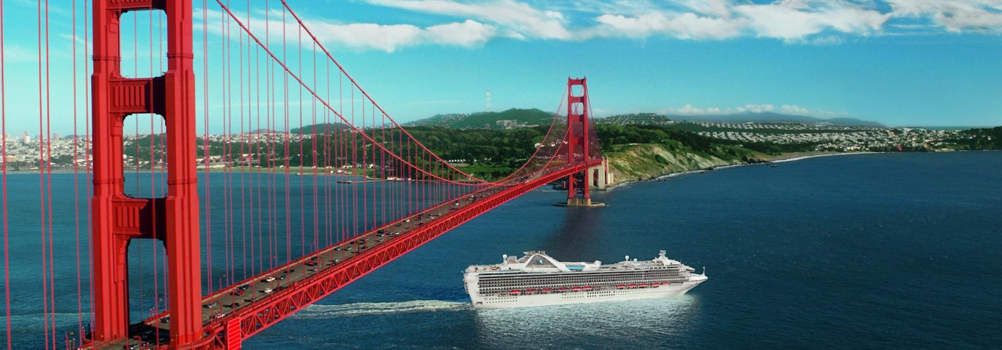 Fartyget Grand Princess kryssar under den ikoniska och röda Golden Gate-bron i San Francisco.