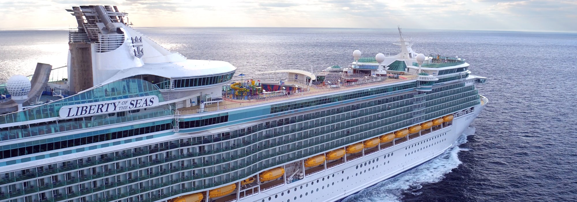 Bild tagen av en drönare från sidan på Liberty of the Seas som kryssar fram på öppet hav.