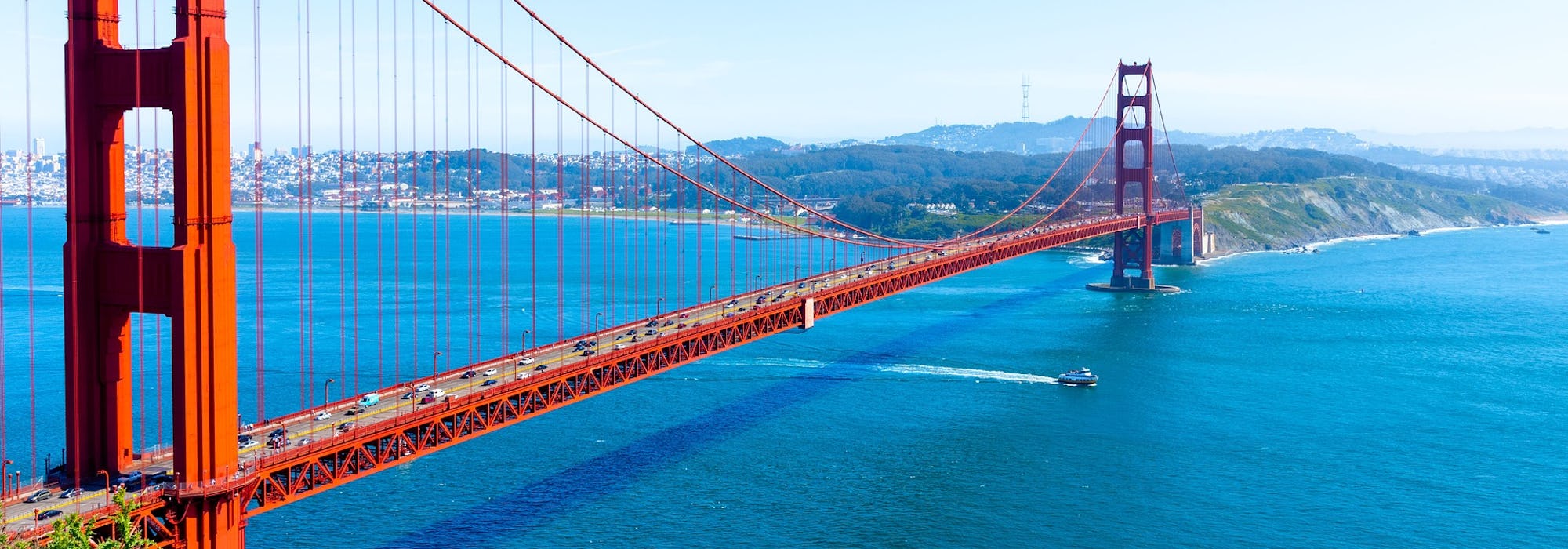 Vy snett uppifrån på den ikoniska och röda Golden Gate-bron i San Francisco.