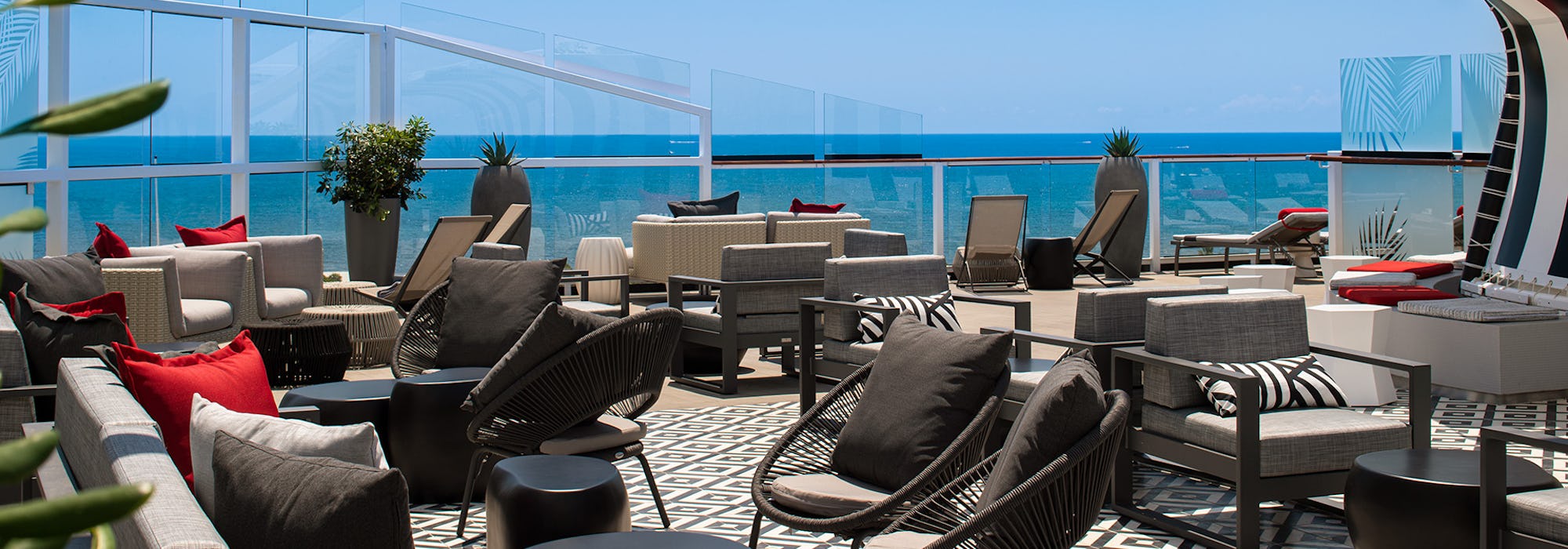 Fotografi på utedäcket på Celebrity Equinox med havet i bakgrunden.