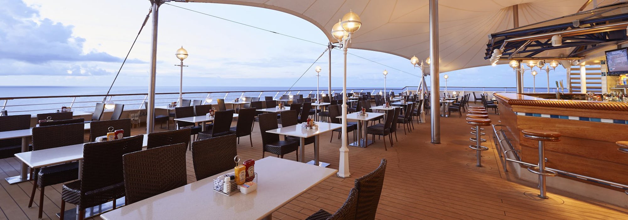 Bild tagen på en av Norwegian Suns restauranger med havet i bakgrunden.