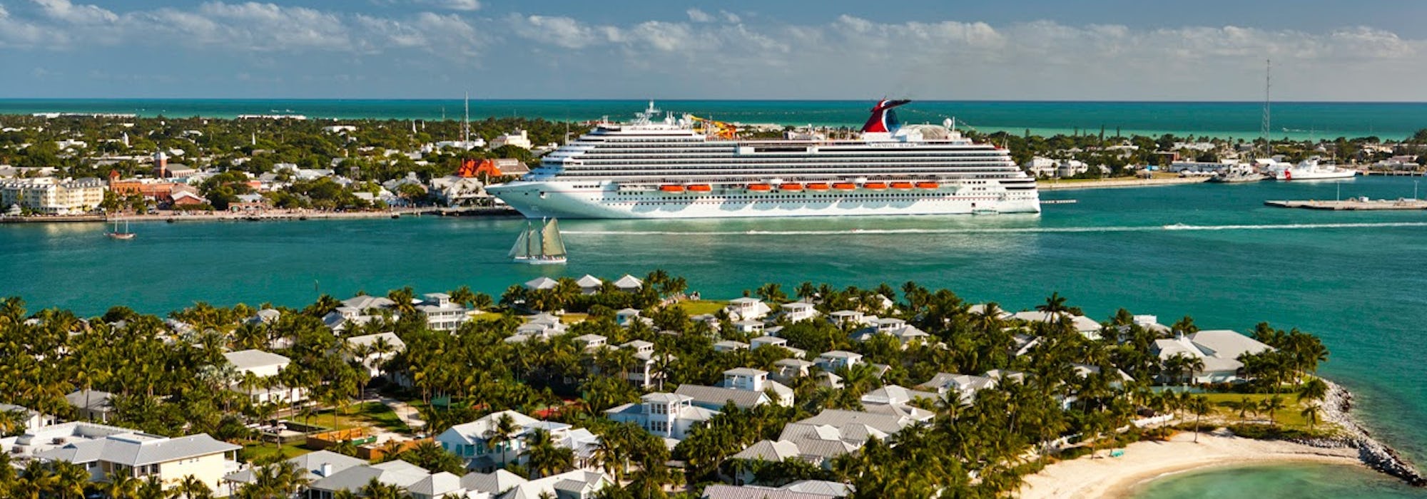 Fartyget Carnival Magic lägger till i vackra Key West.
