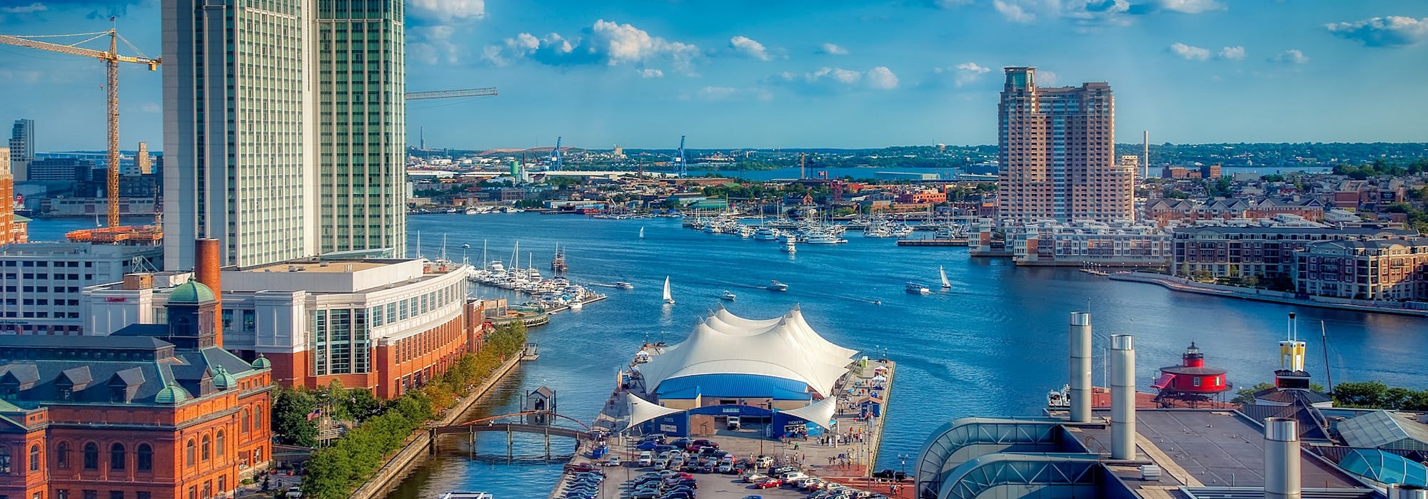 Vild tagen uppifrån på Baltimores hamn med vatten, byggnader och båtar.