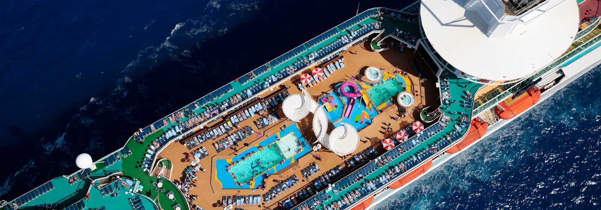 Bild tagen från ovan på Majesty of the Seas toppdäck med pool- och soldäck.