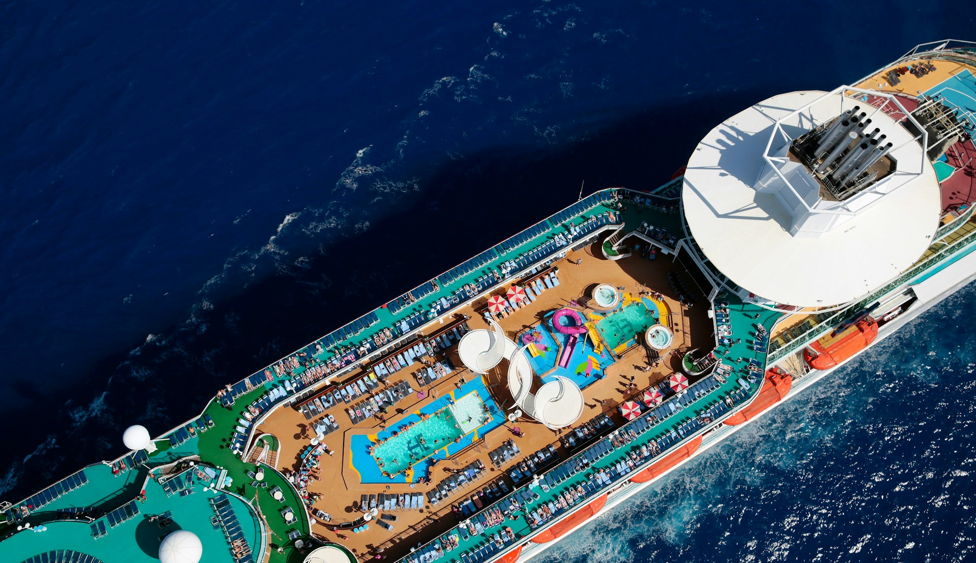 Bild tagen från ovan på Majesty of the Seas toppdäck med pool- och soldäck.