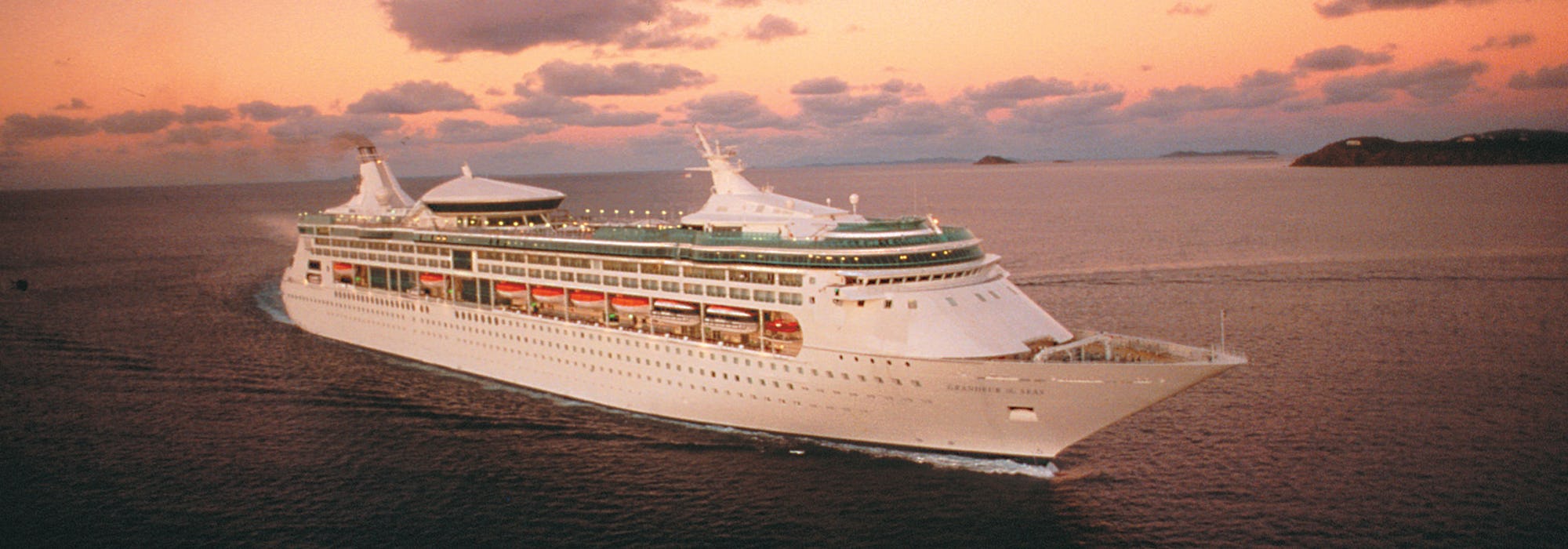 Bild tagen snett uppifrån på Grandeur of the Seas i solnedgången.