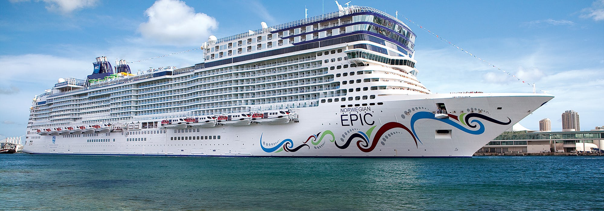 Fotografi på Norwegian Epic från sidan när fartyget ligger i hamn.