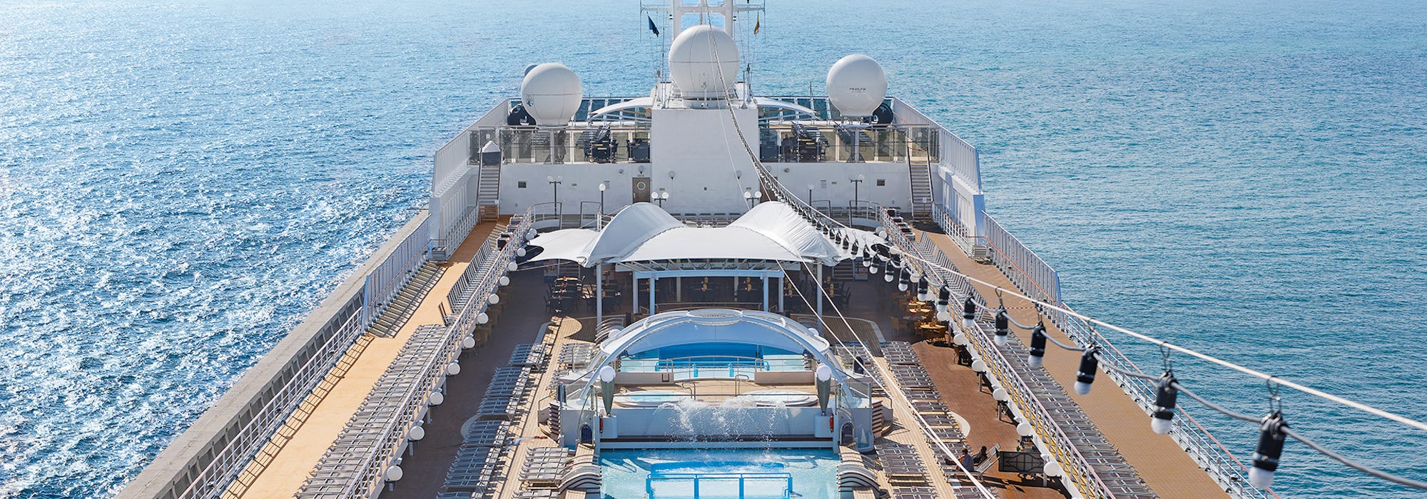 Bild på MSC Liricas pool- och soldäck.