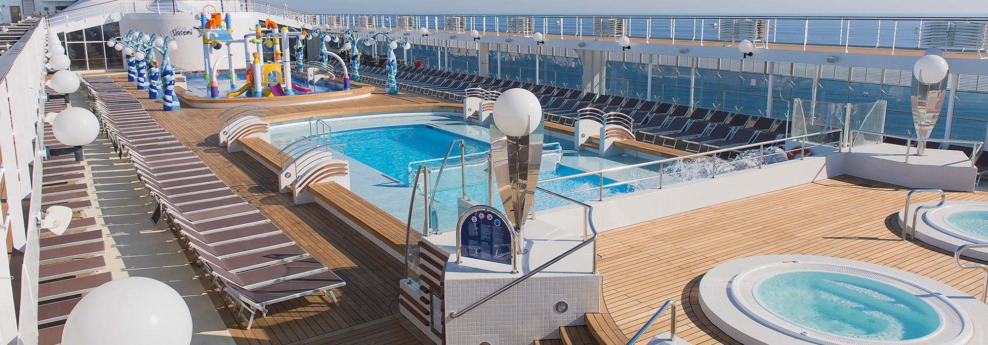 Bild på MSC Operas fantastiska poolområde.